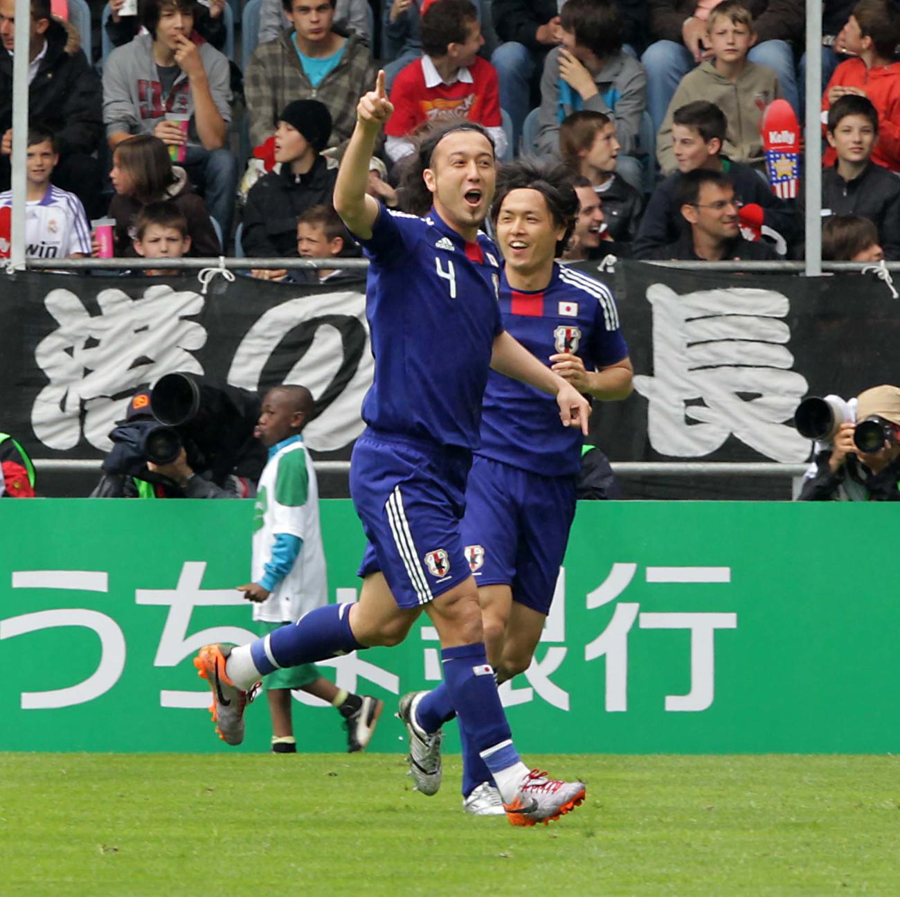 10年5月イングランド戦　先制ゴールを決め喜ぶ田中マルクス闘莉王
