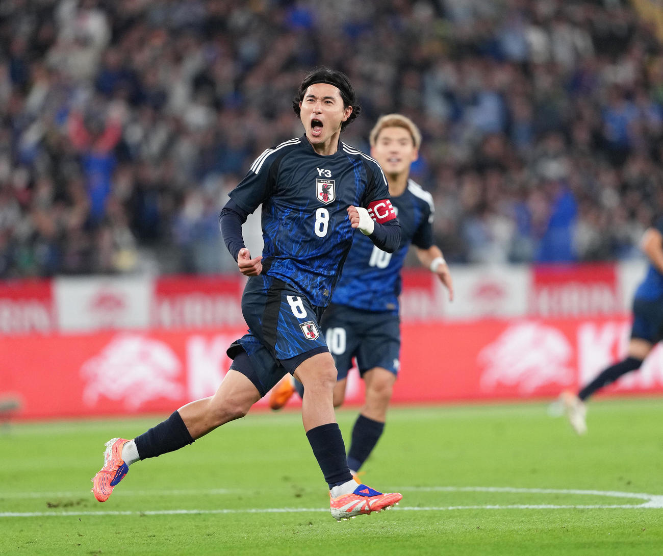 2025年10月、ブラジル戦の後半にゴールを決め、雄たけびを上げる南野拓実
