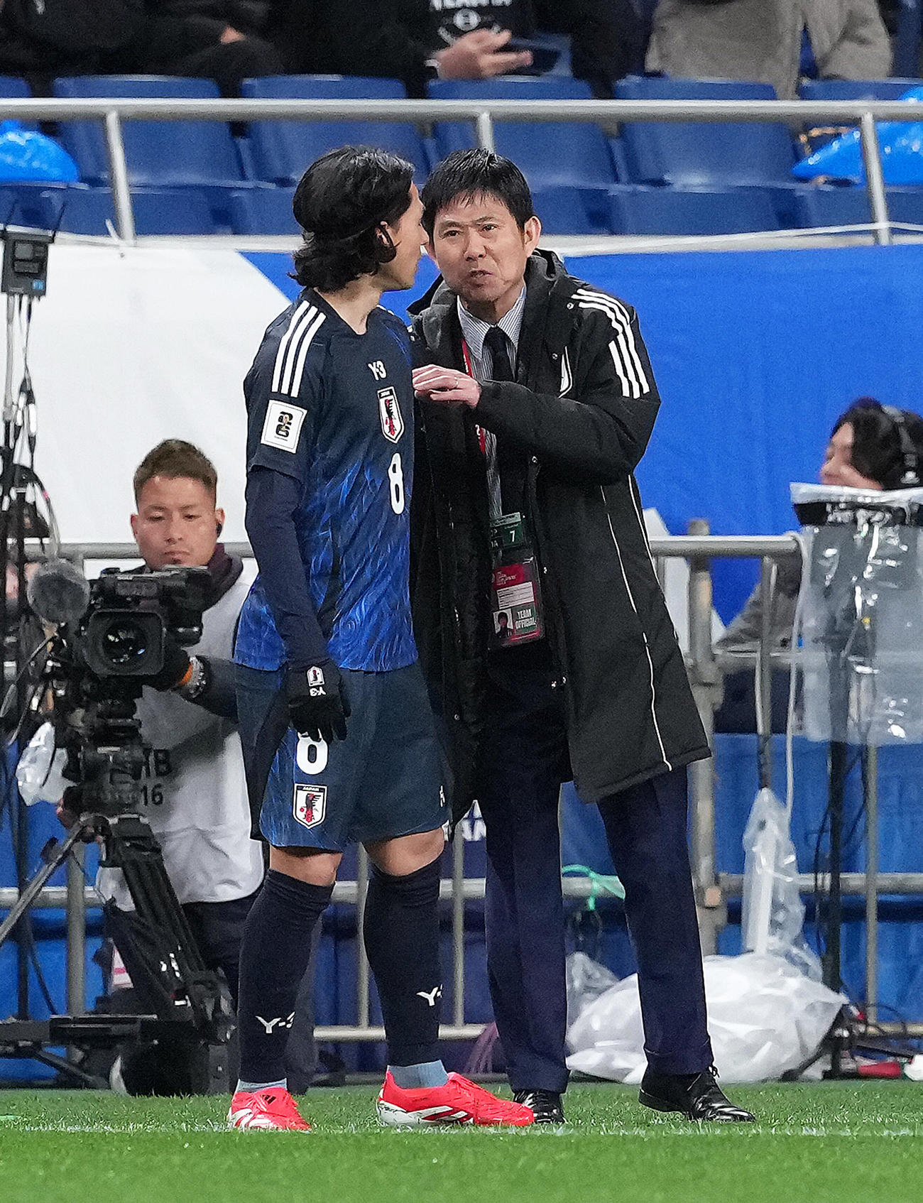 2024年3月、南野拓実（左）に指示を出す森保一監督