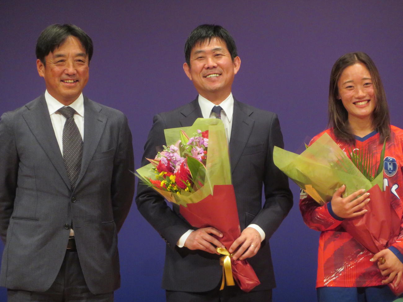 相模原市で講演会を行った日本代表森保一監督（中央）とノジマステラ神奈川相模原FW笹井一愛（右）、左は元サンフレッチェ広島の小島光顕さん（撮影・佐藤成）