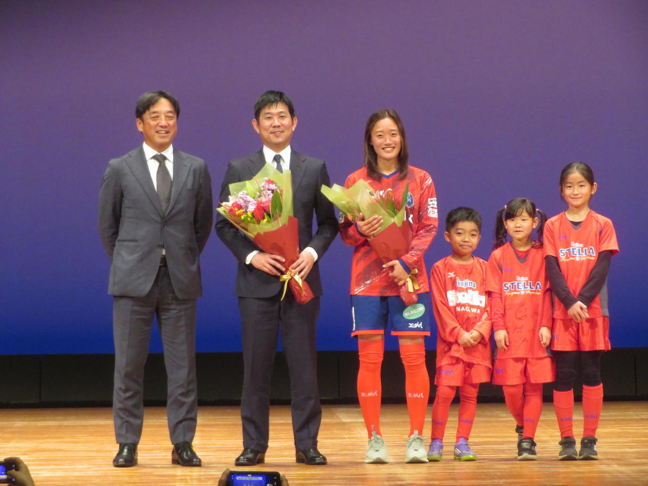 相模原市で講演会を行った日本代表森保一監督（左から2人目）とノジマステラ神奈川相模原FW笹井一愛（同3人目）。左は元サンフレッチェ広島の小島光顕で、右はノジマステラ神奈川相模原のスクール生（撮影・佐藤成）