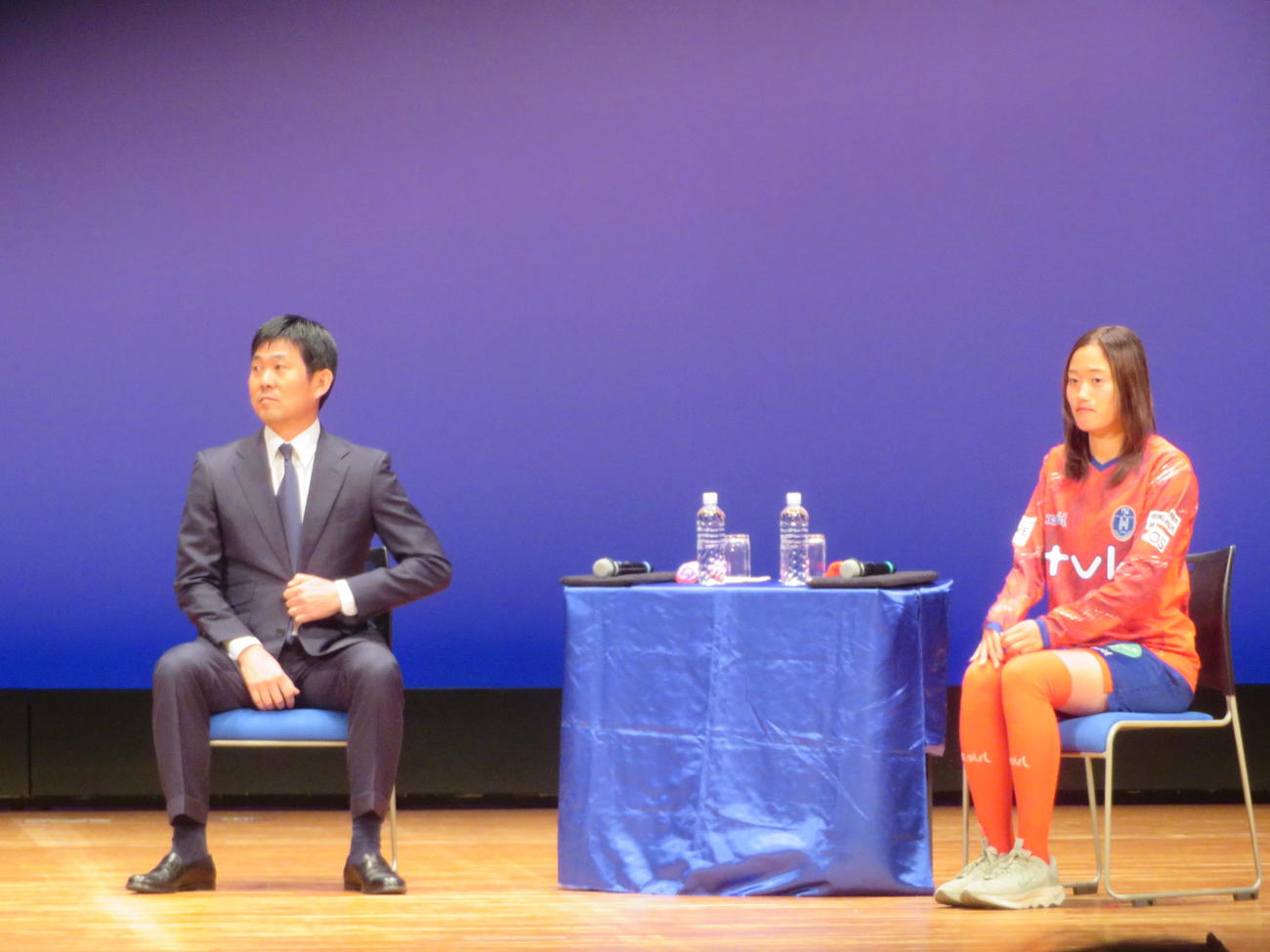 相模原市で講演会を行った日本代表森保一監督とノジマステラ神奈川相模原FW笹井一愛（撮影・佐藤成）