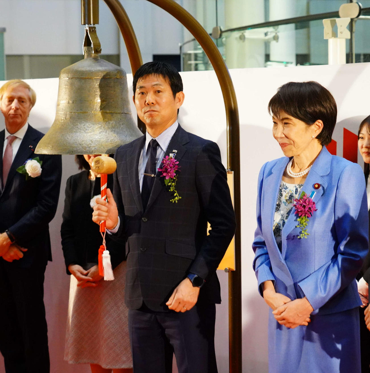 日本取引所グループ（JPX）の大納会にゲスト出演した日本代表森保一監督（左）と高市早苗首相（撮影・佐藤成）