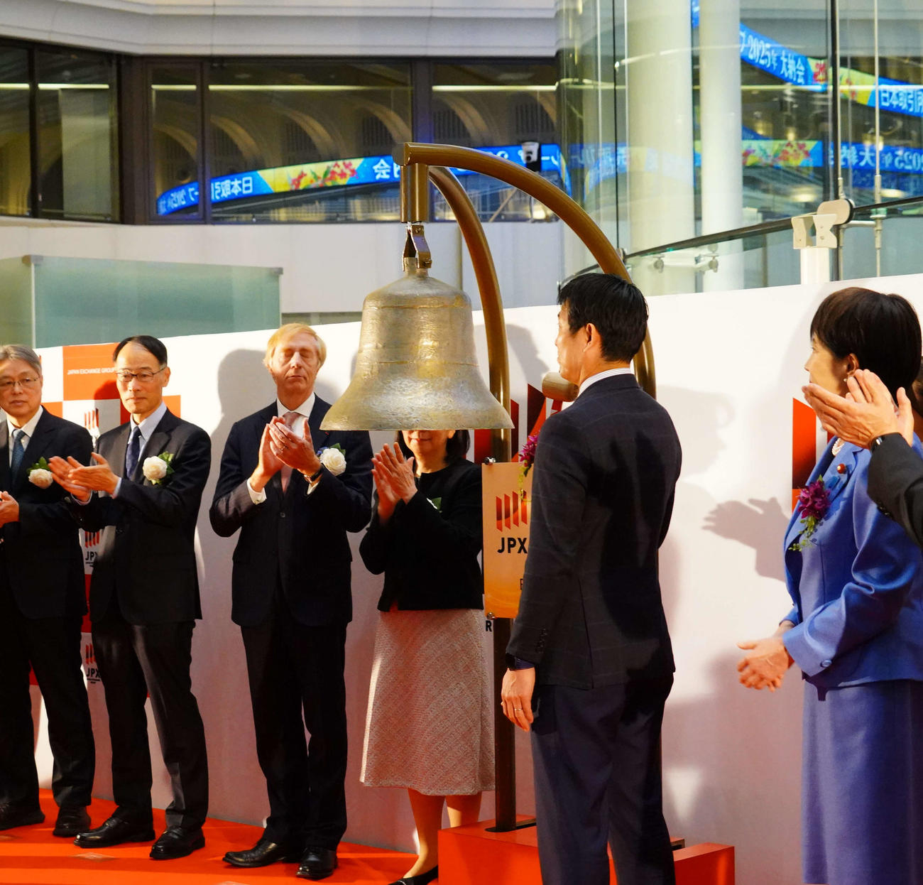 日本取引所グループ（JPX）の大納会にゲスト出演し、取引終了の鐘を鳴らす日本代表森保一監督（撮影・佐藤成）