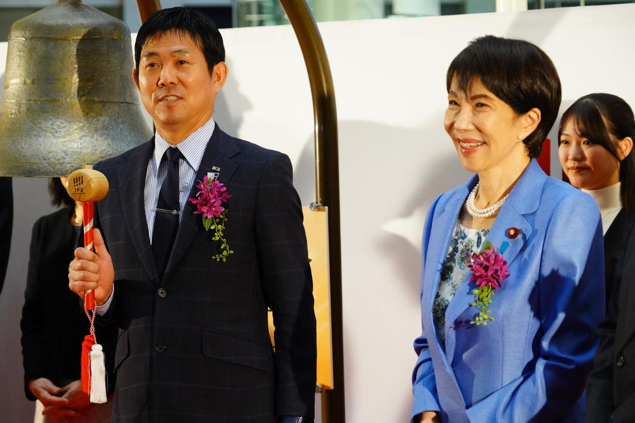 日本取引所グループ（JPX）の大納会にゲスト出演した日本代表森保監督（左）と高市首相（撮影・佐藤成）