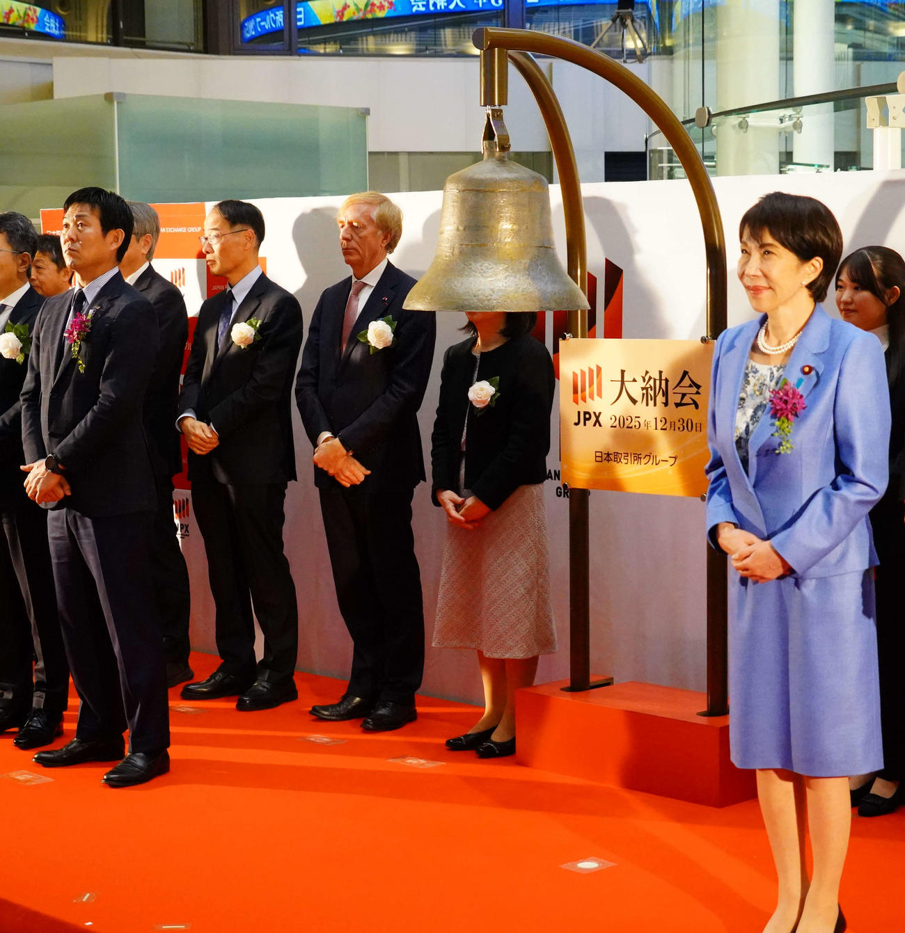 日本取引所グループ（JPX）の大納会にゲスト出演した日本代表森保一監督（左）と高市早苗首相（撮影・佐藤成）
