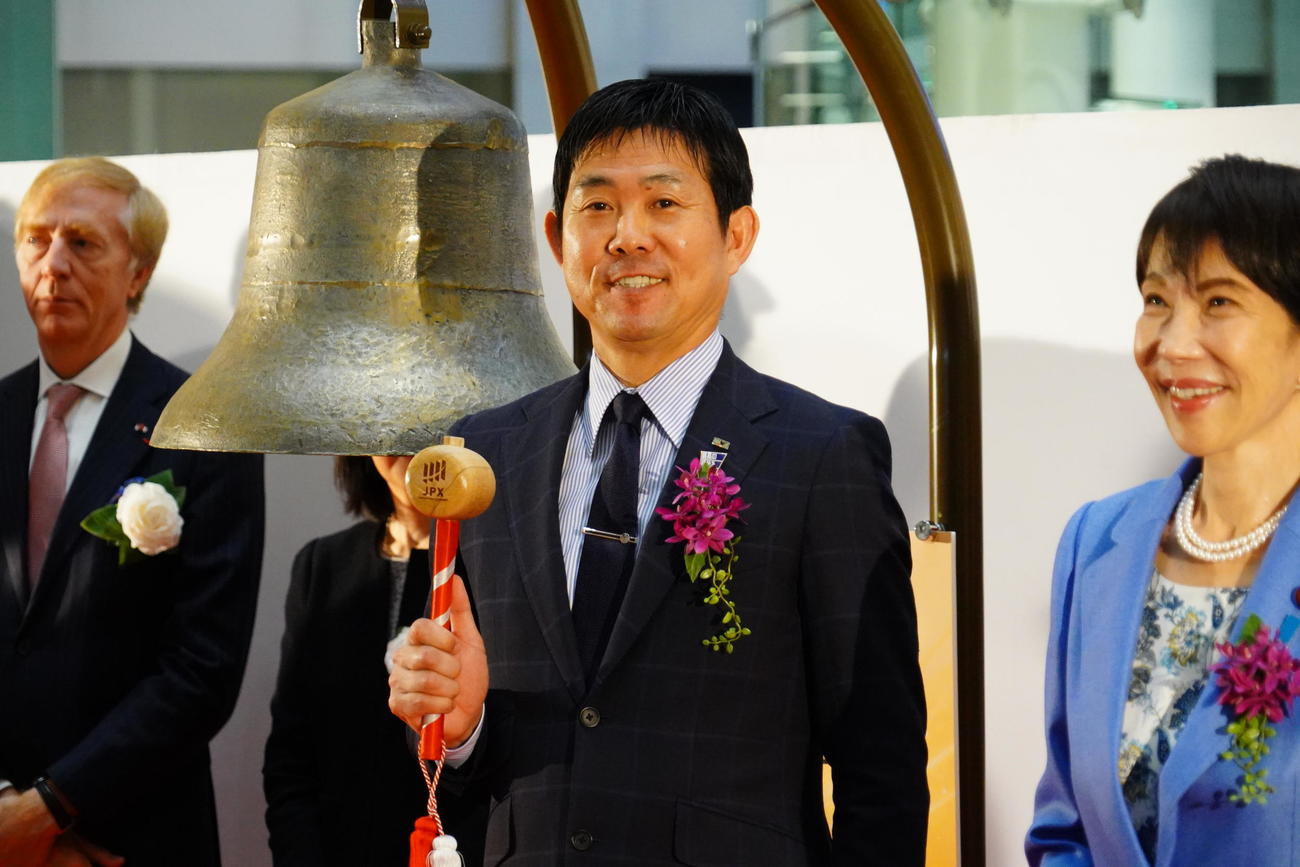 日本取引所グループ（JPX）の大納会にゲスト出演した日本代表森保一監督（左）と高市早苗首相（撮影・佐藤成）