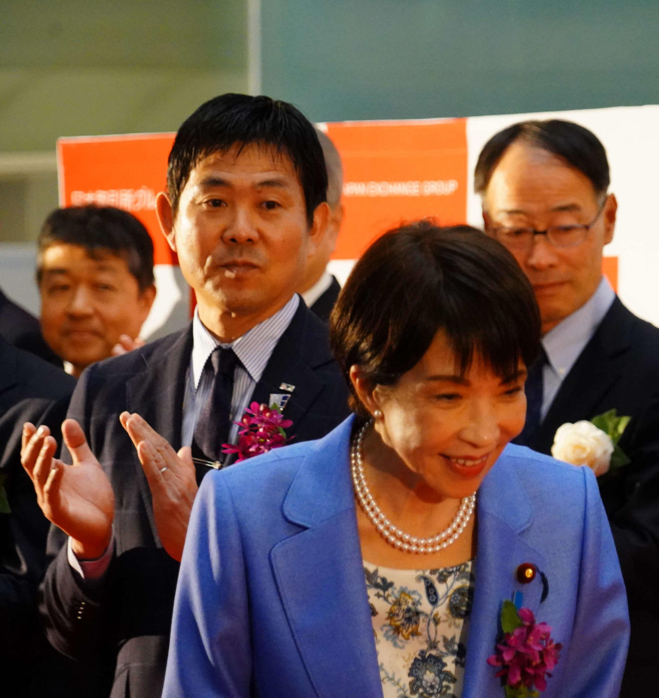 日本取引所グループ（JPX）の大納会にゲスト出演した日本代表森保一監督（左）と高市早苗首相（撮影・佐藤成）