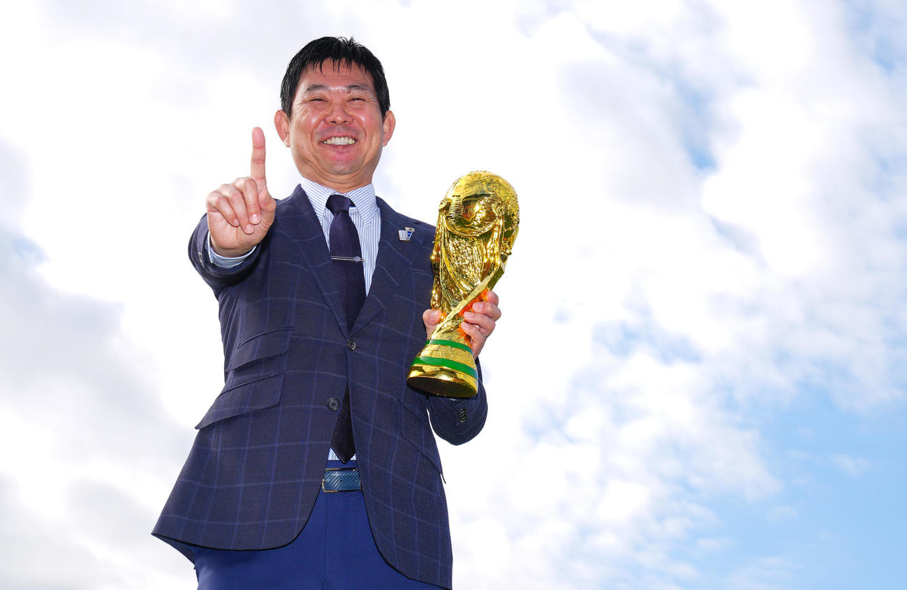 W杯優勝トロフィーを手に写真に納まるサッカー日本代表森保監督（撮影・垰建太）