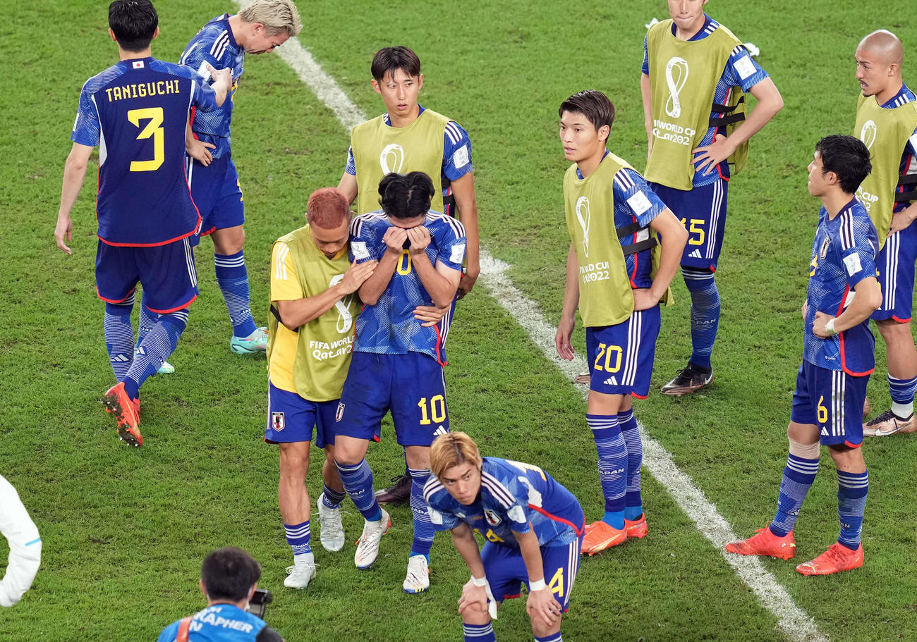 サッカーワールドカップ（W杯）カタール大会　日本対クロアチア　PK戦の末に敗れ号泣する南野（中央）は長友にねぎらわれる（22年12月5日撮影）