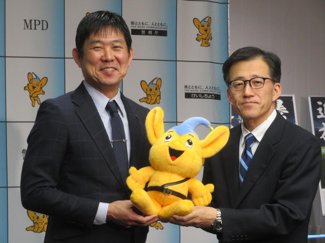 感謝状を贈呈された日本代表森保一監督（左）と親家和仁警視庁刑事部長（撮影・佐藤成）