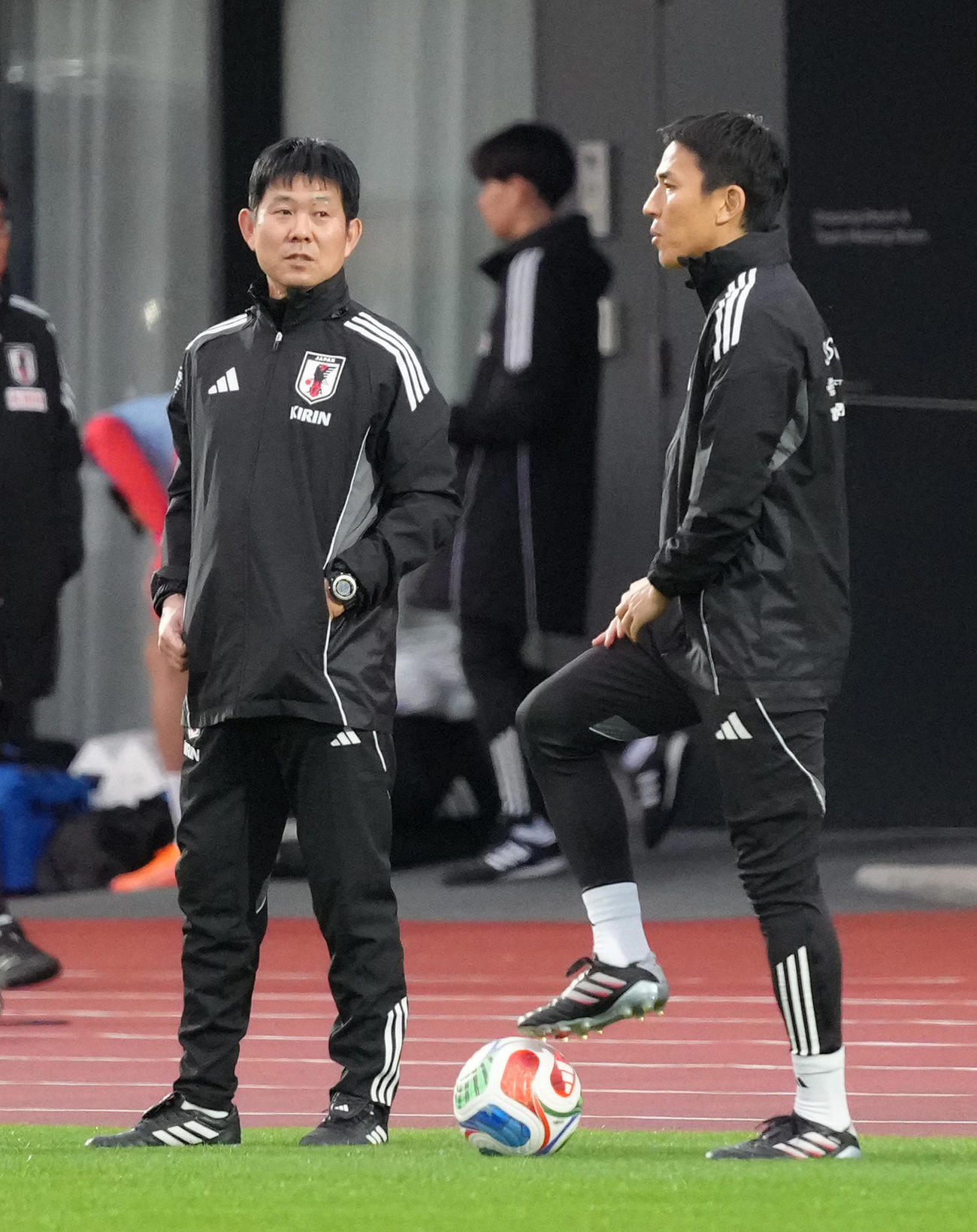 練習前、長谷部コーチ（右）と話す森保監督（2025年11月撮影）