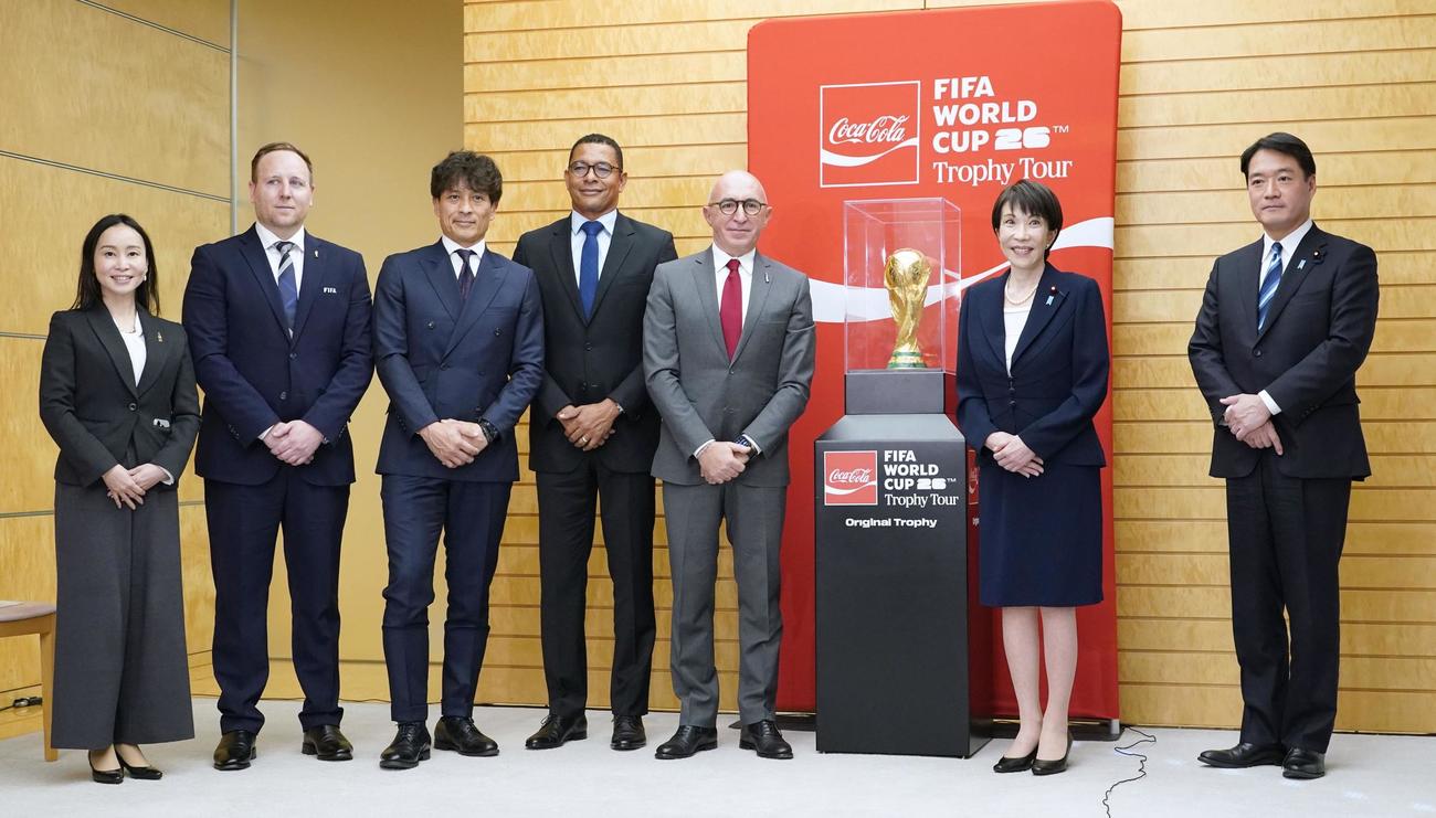 FIFA関係者らと面会する高市首相（右から2人目）（共同）