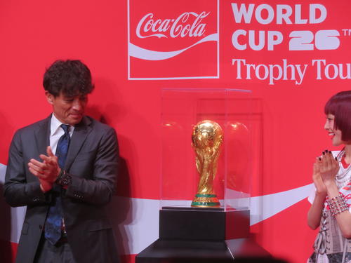 日本代表】W杯トロフィーが日本上陸 宮本恒靖会長「この輝きはすごい