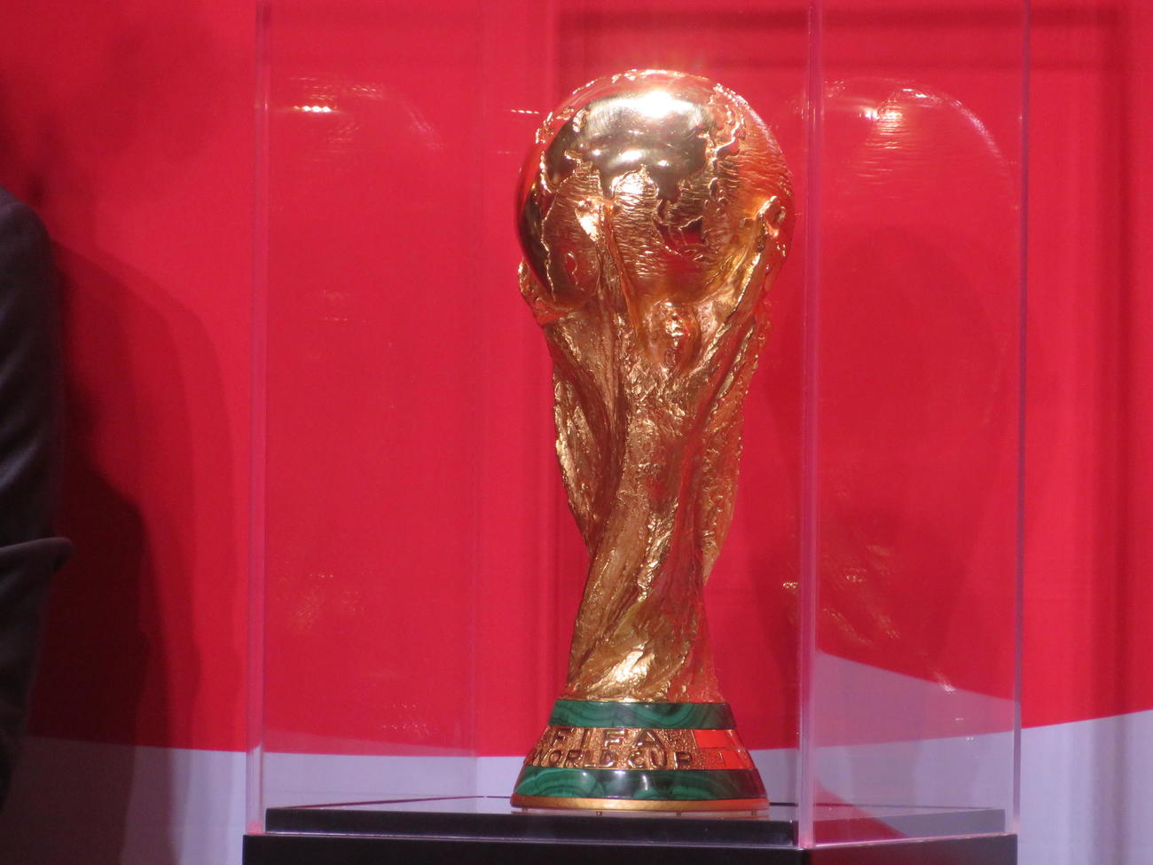 日本に到着したFIFAワールドカップの優勝トロフィー（撮影・佐藤成）