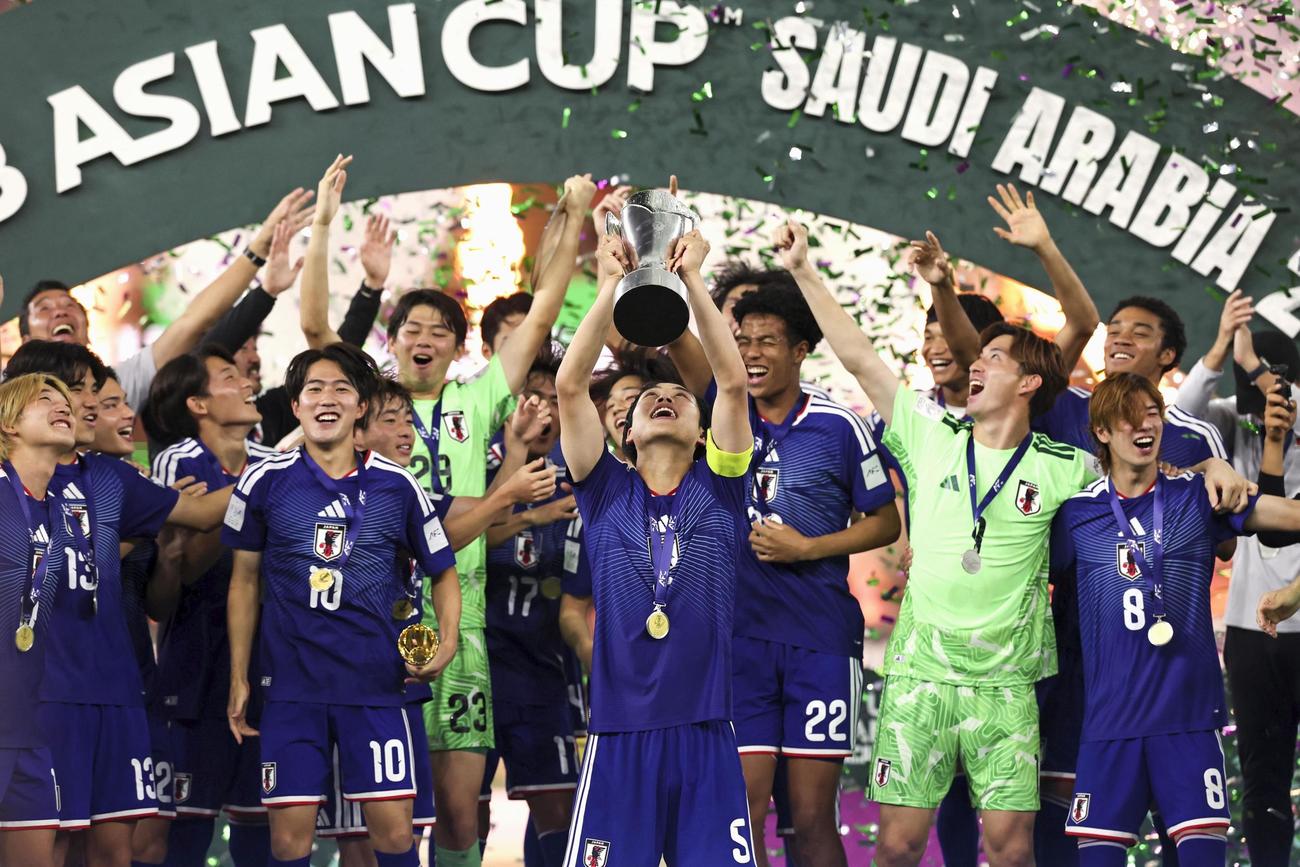 U―23アジア杯で優勝し、表彰式で喜ぶ日本の選手たち＝ジッダ（ゲッティ＝共同）