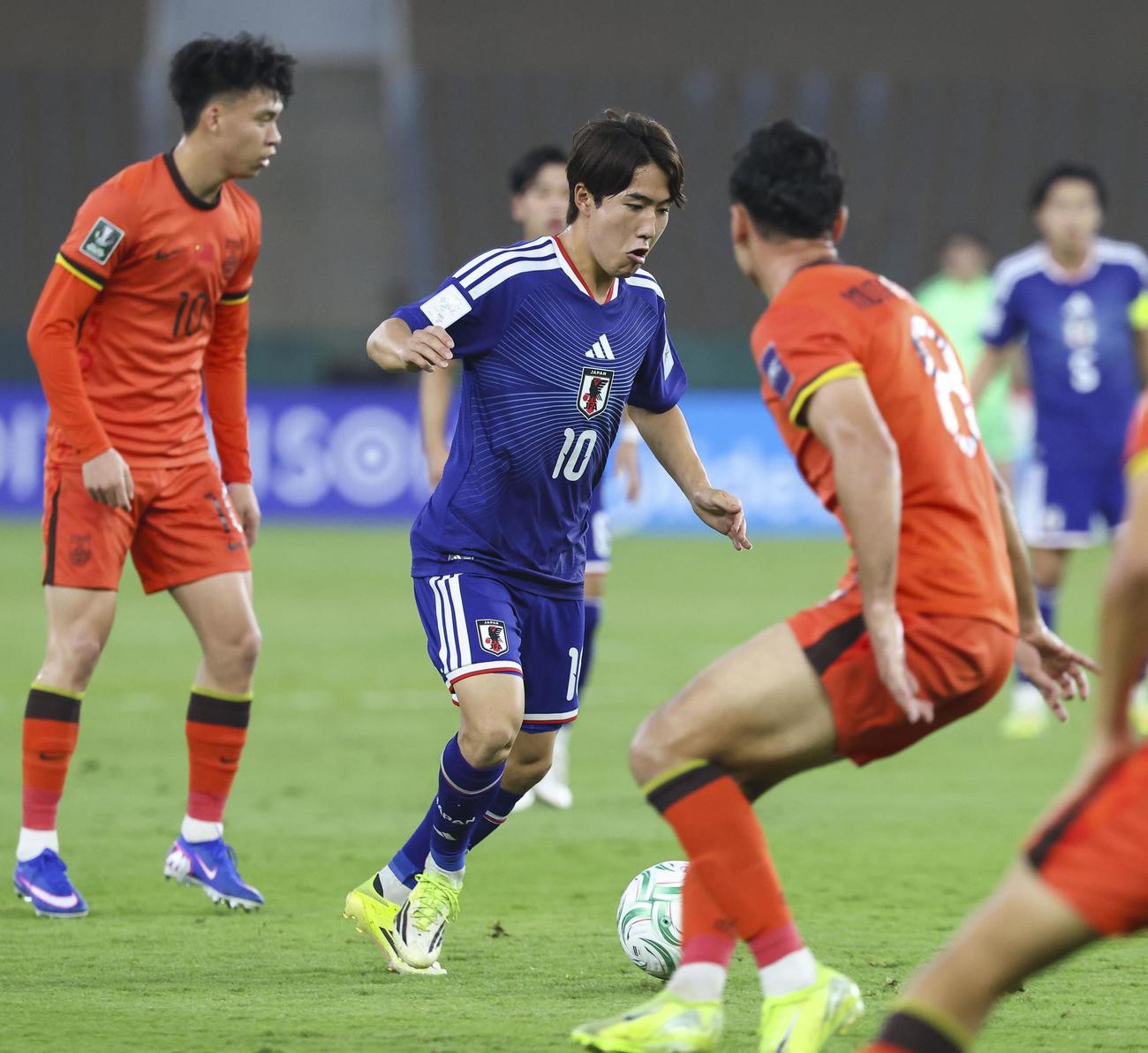 U―23アジア杯決勝の中国戦でプレーする佐藤龍＝ジッダ（共同）