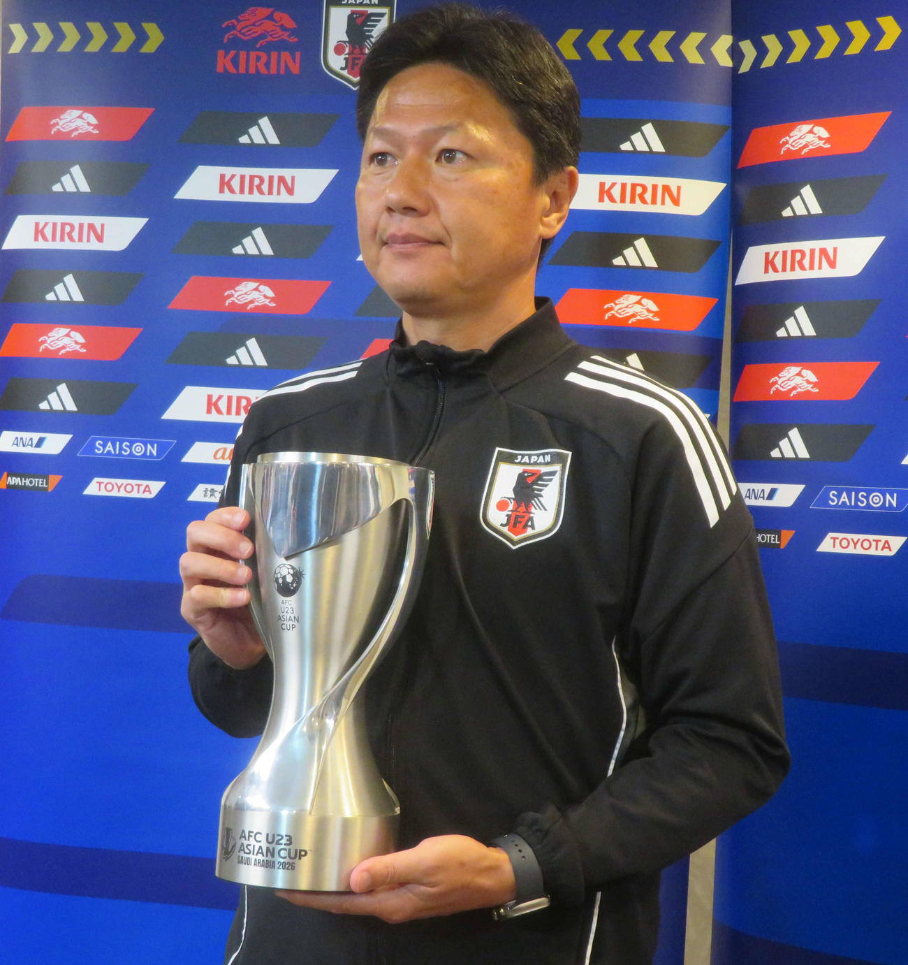 AFC U－23アジアカップを制し、帰国したU－23日本代表の大岩剛監督（撮影・佐藤成）