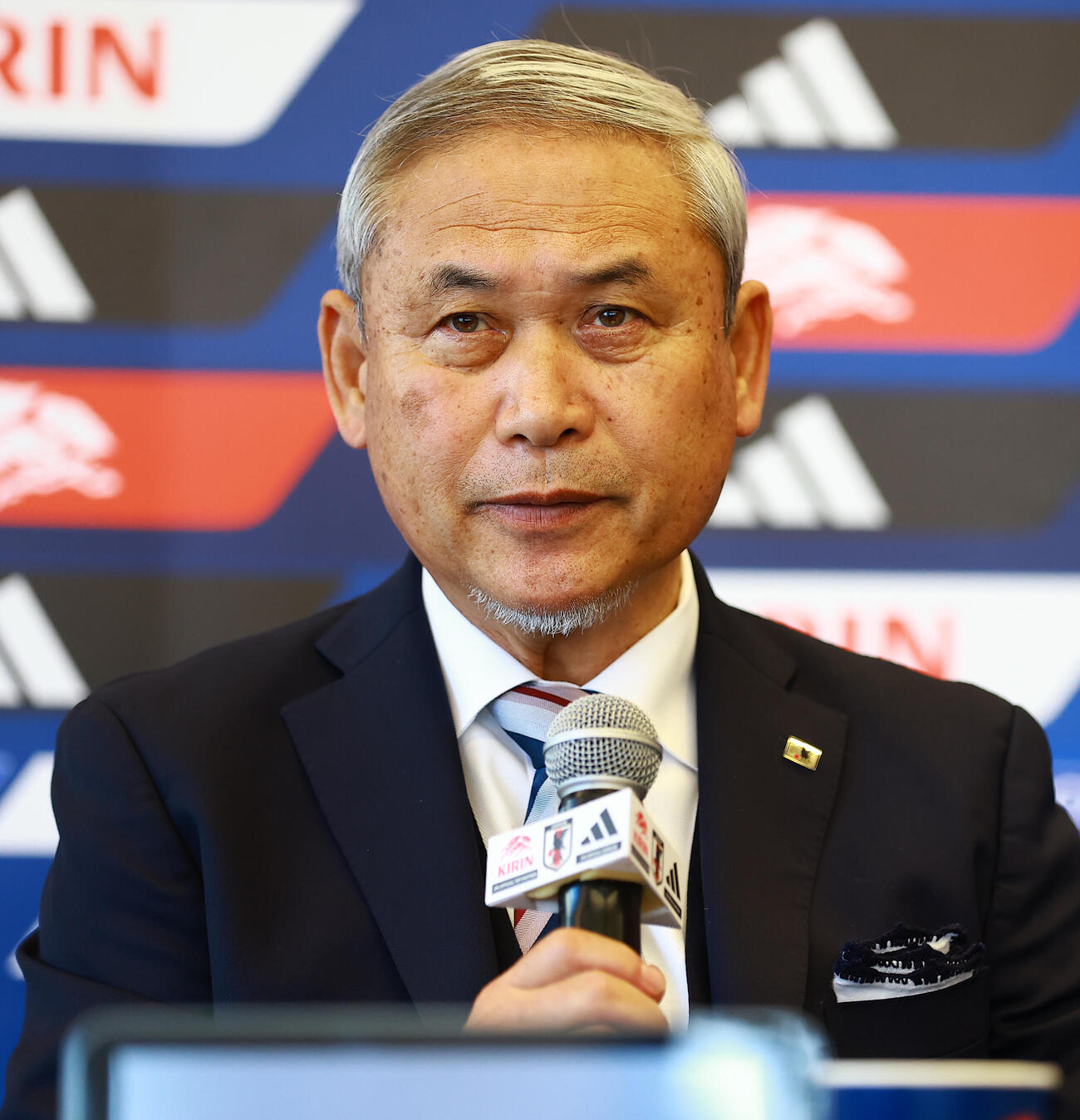 会見する日本サッカー協会佐々木女子委員長（撮影・野上伸悟）
