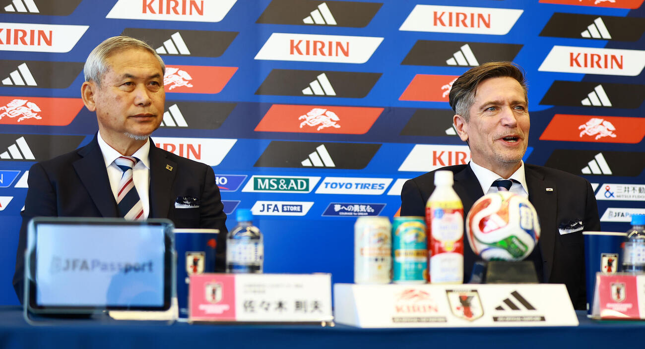 会見する日本サッカー協会佐々木女子委員長（左）とサッカー女子日本代表ニールセン監督（撮影・野上伸悟）