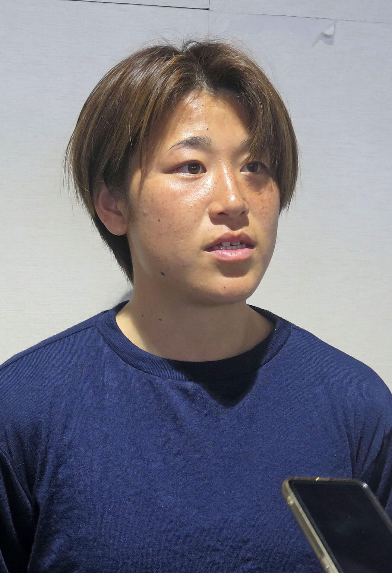 出発前に取材に応じるサッカー女子日本代表の高橋はな（共同）