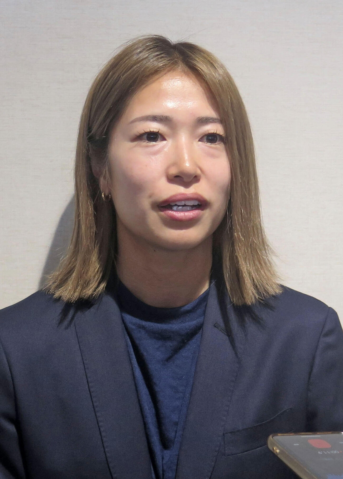 出発前に取材に応じるサッカー女子日本代表の成宮唯（共同）