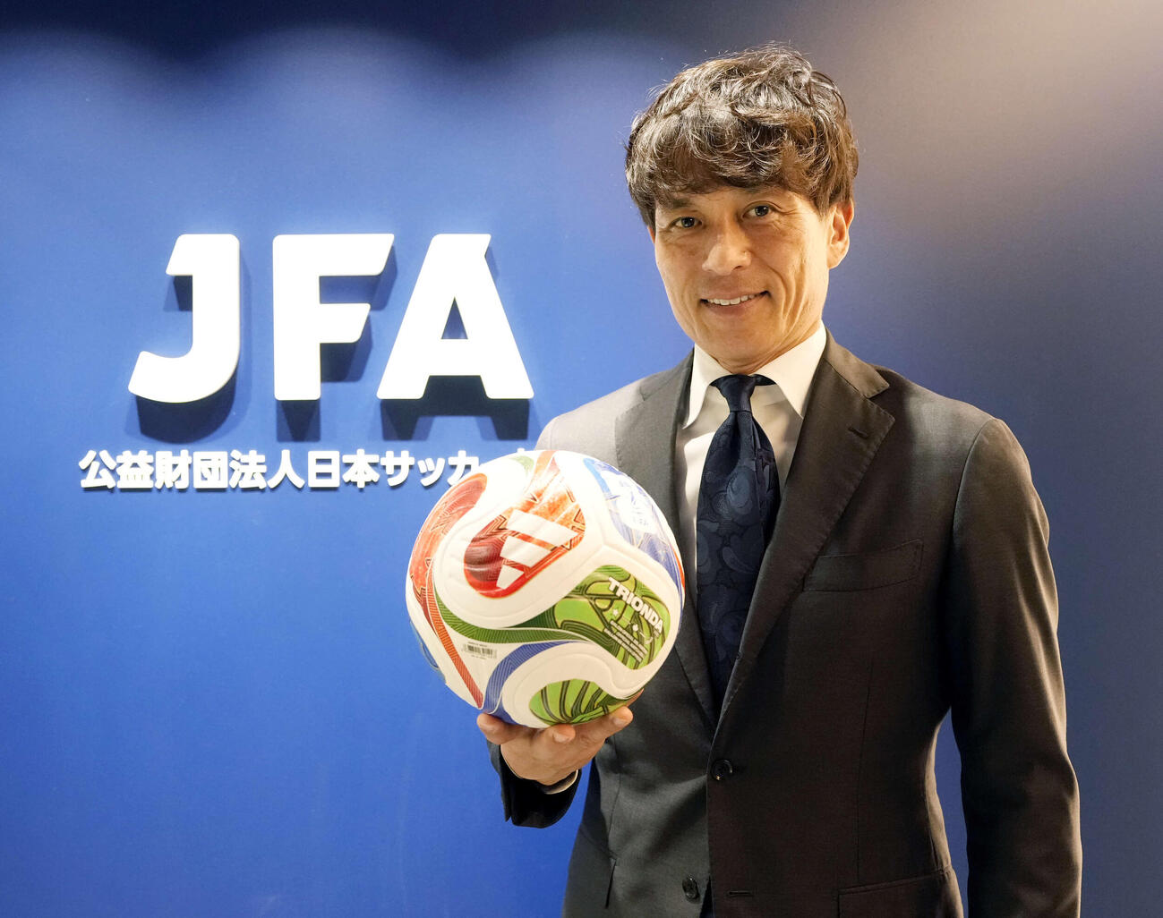 クールな表情を見せる日本サッカー協会の宮本恒靖会長（撮影・小島史椰）