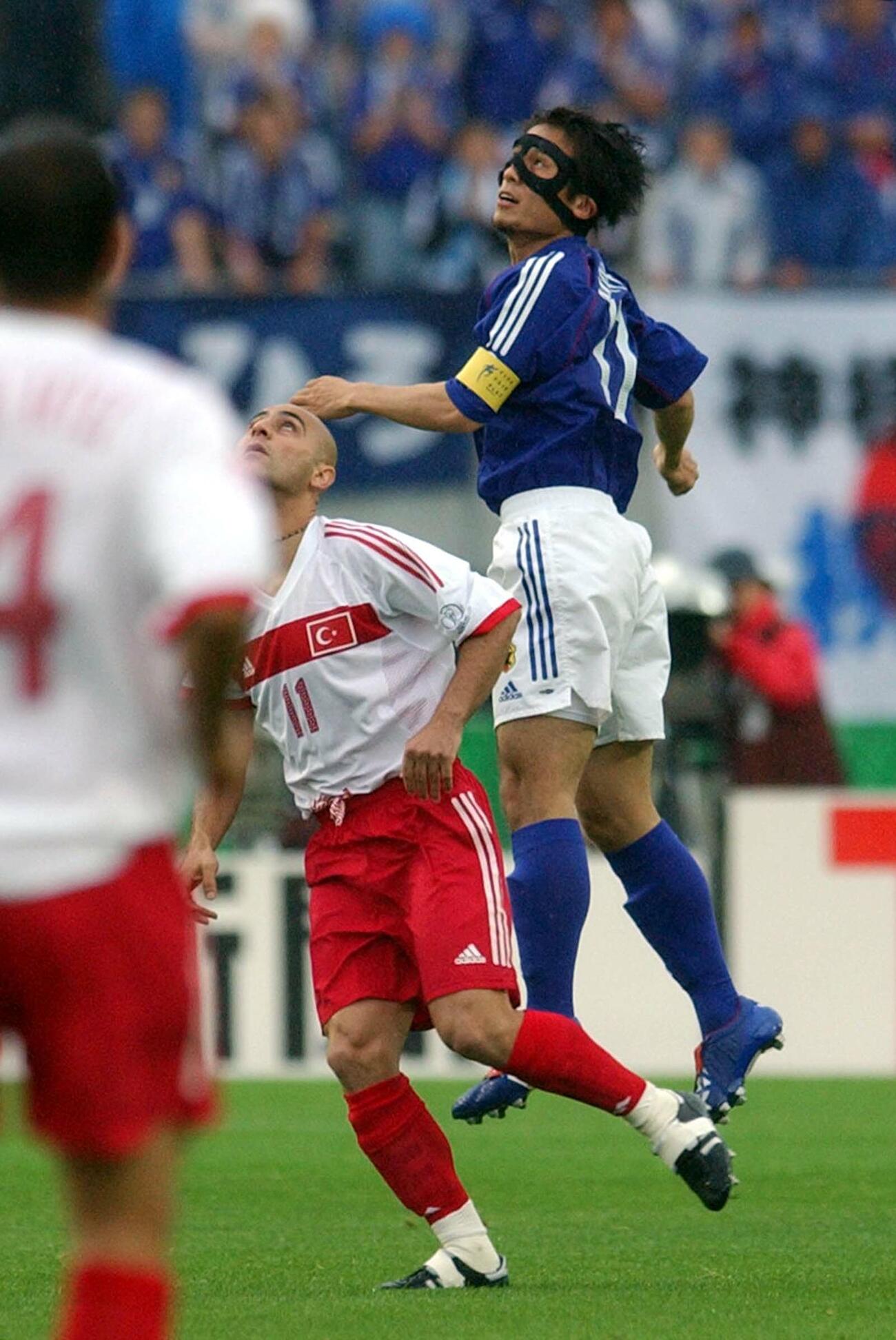 2002年6月、W杯韓国・日本大会日本対トルコ　前5分、宮本恒靖は（右）ヘディングでクリアする。中央はハサン・シャシュ