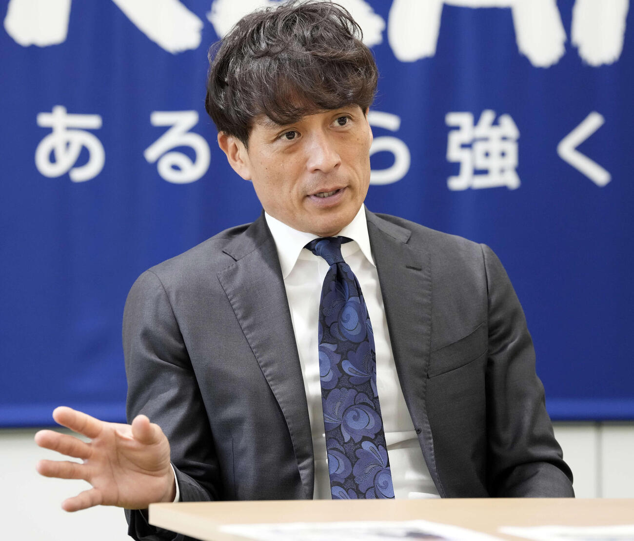 インタビューに応じる日本サッカー協会の宮本恒靖会長（撮影・小島史椰）