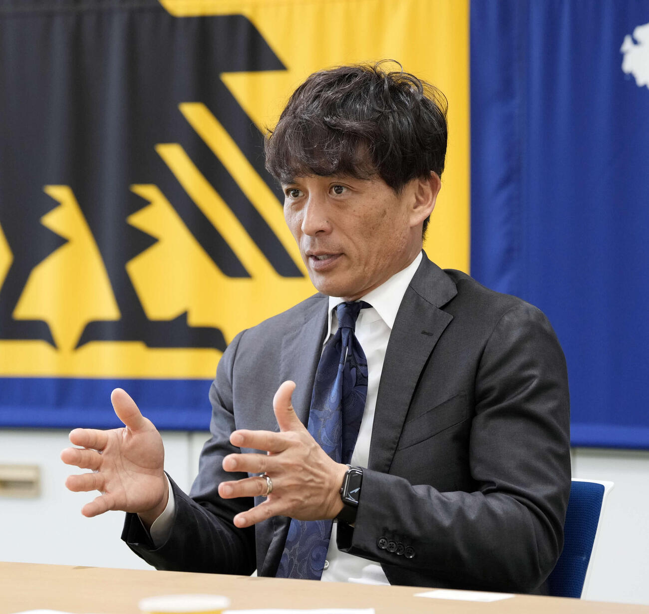 インタビューに応じる日本サッカー協会の宮本恒靖会長（撮影・小島史椰）