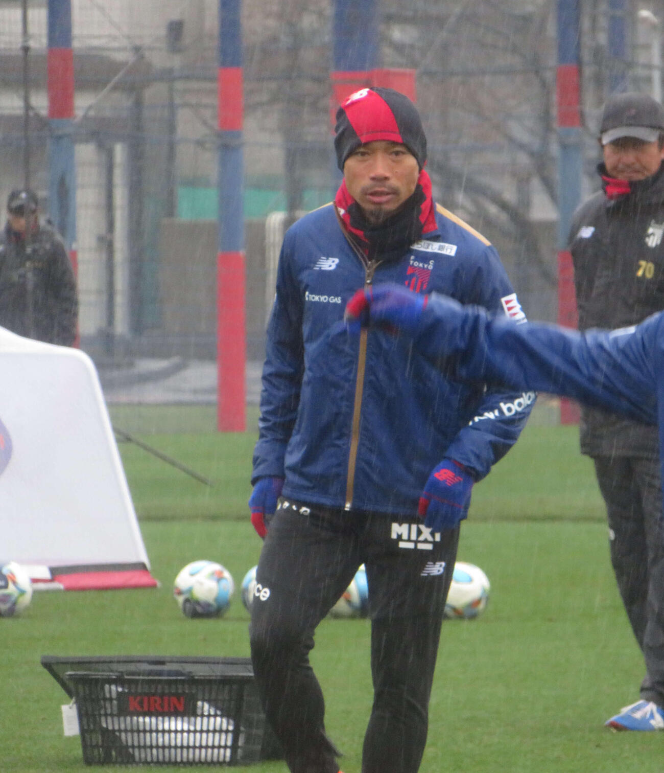 横浜F・マリノス戦に向けて調整するFC東京DF長友佑都（撮影・佐藤成）