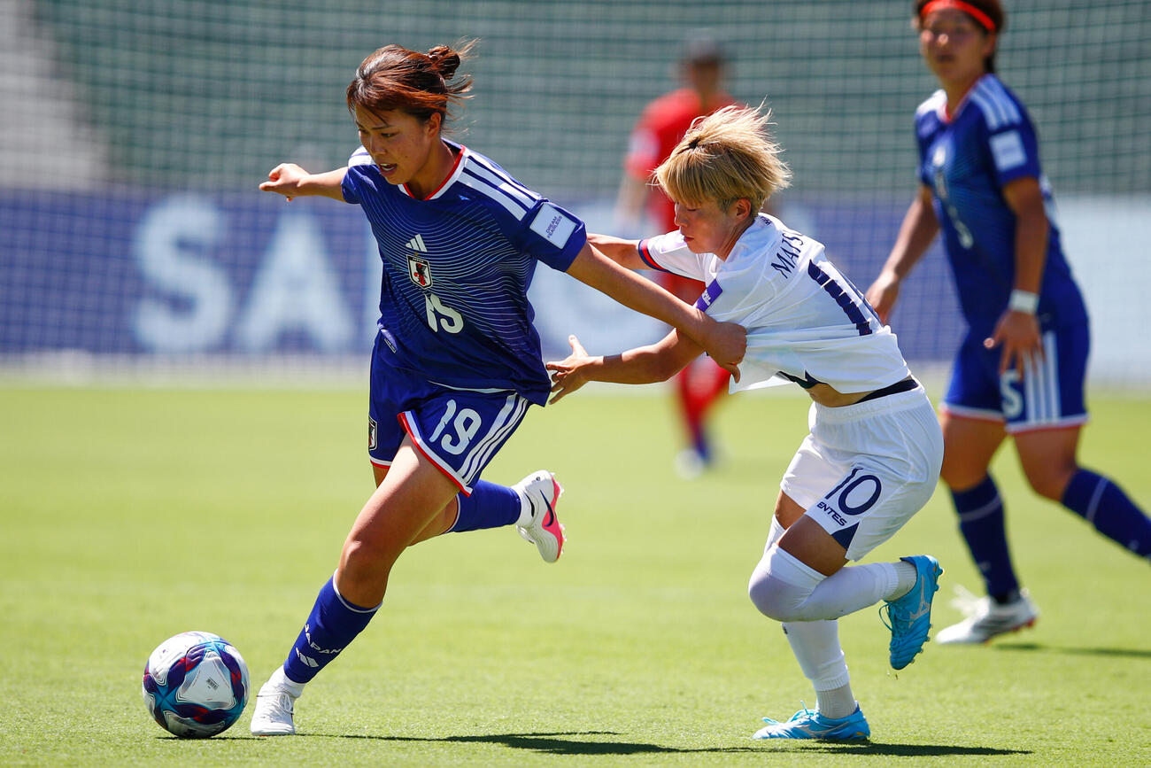 台湾選手と競り合う谷川萌々子（AP）