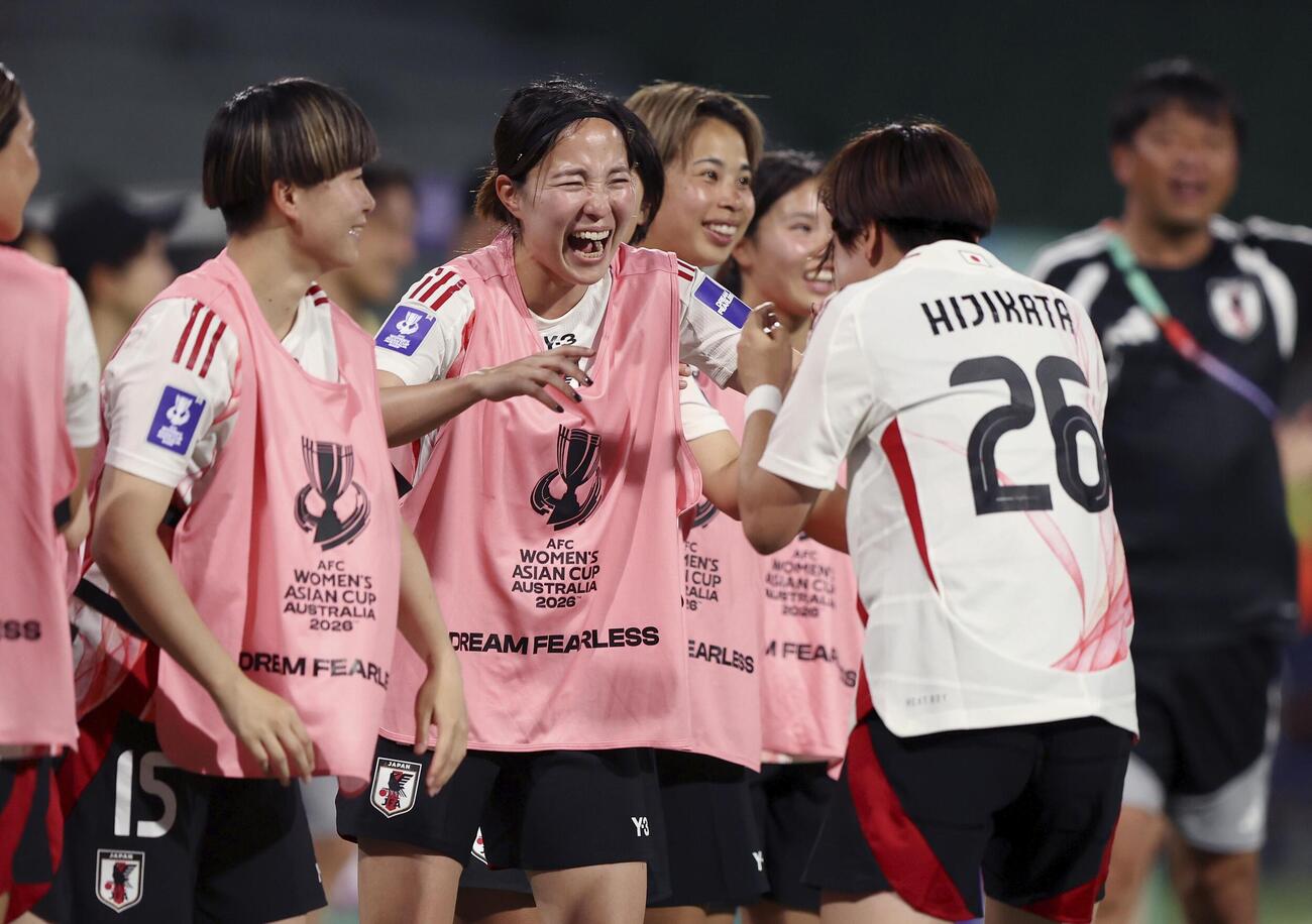 日本―インド　後半、ゴールを決めた土方（26）を祝福するベンチの選手たち＝パース（ゲッティ＝共同）