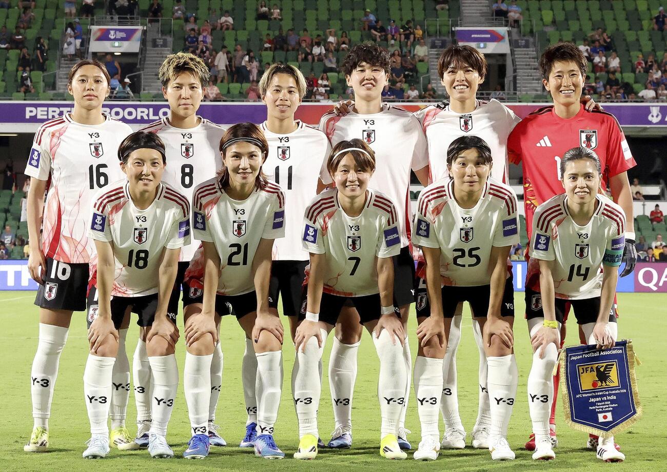 インド戦に臨む女子日本代表。（前列左から）林、守屋、宮沢、千葉、長谷川、（後列左から）山本、清家、田中、古賀、熊谷、GK平尾＝パース（ゲッティ＝共同）