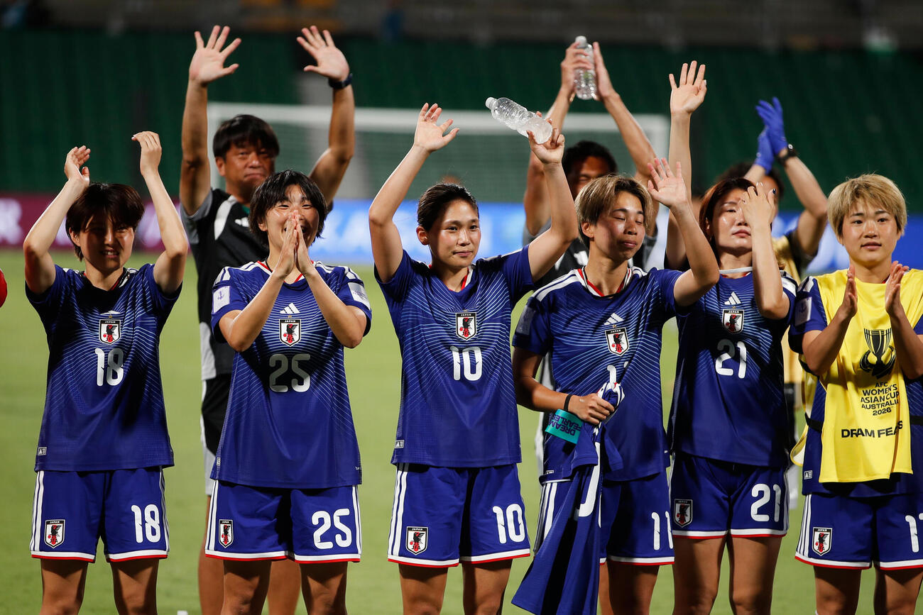日本対ベトナム　試合後、喜ぶ日本の選手たち（AP）