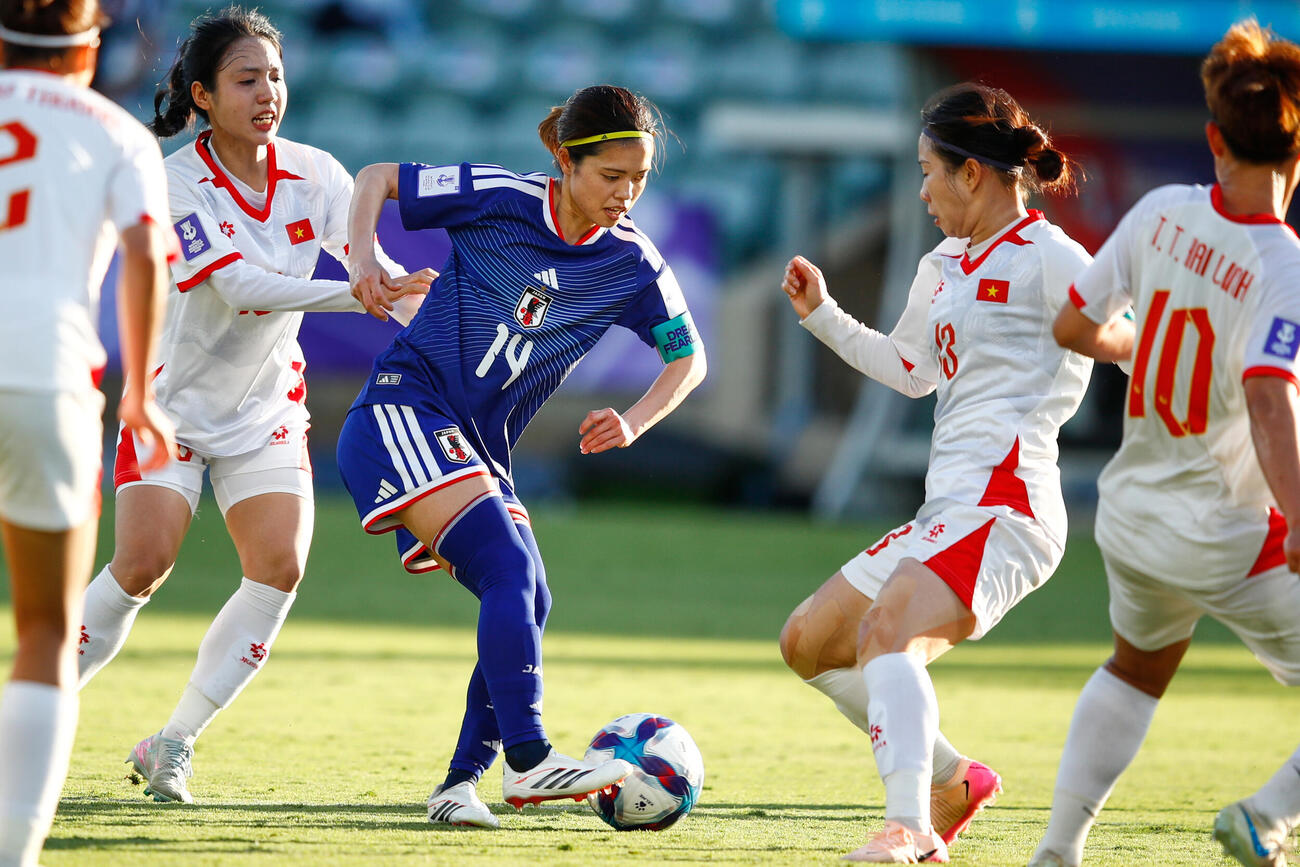 日本対ベトナム　競り合う長谷川唯（AP）