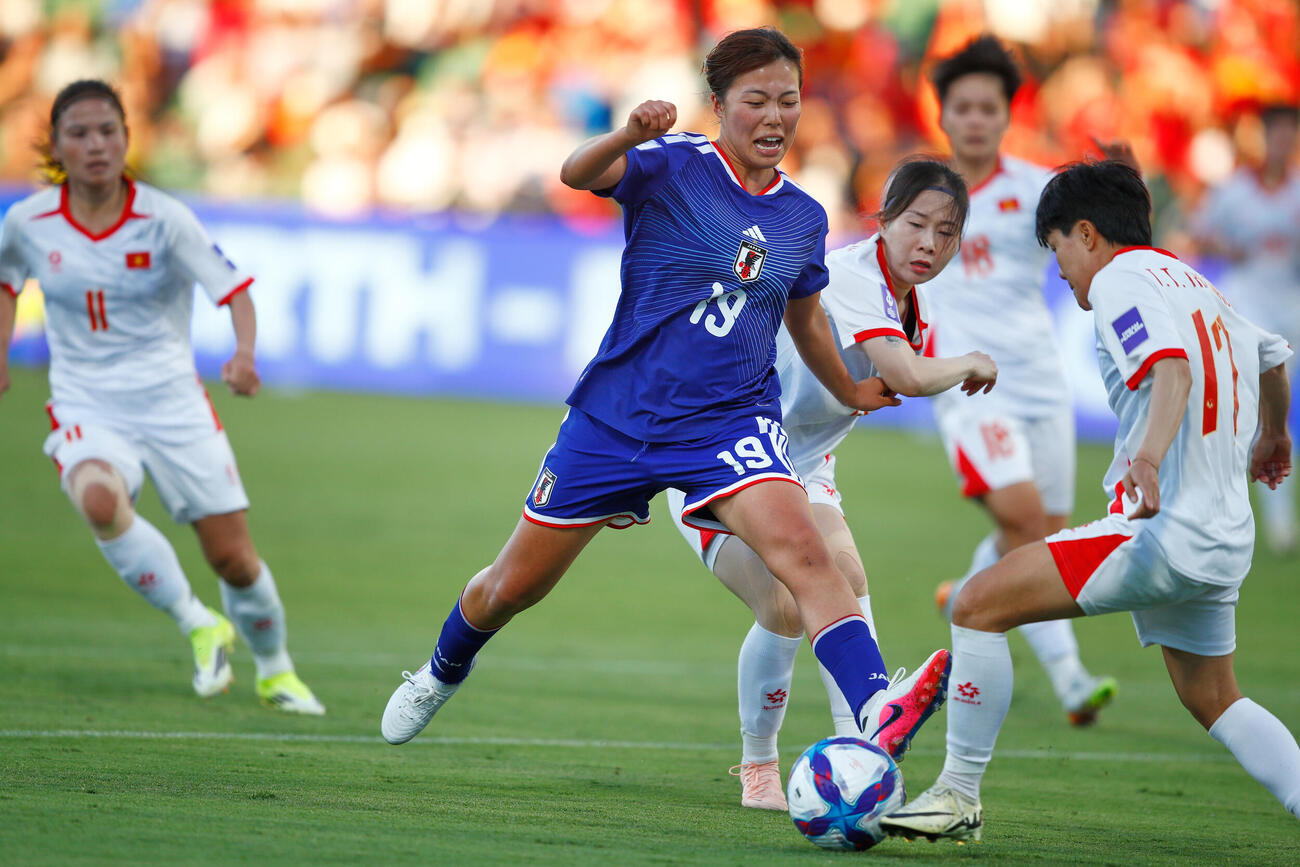 日本対ベトナム　競り合う谷川萌々子（AP）