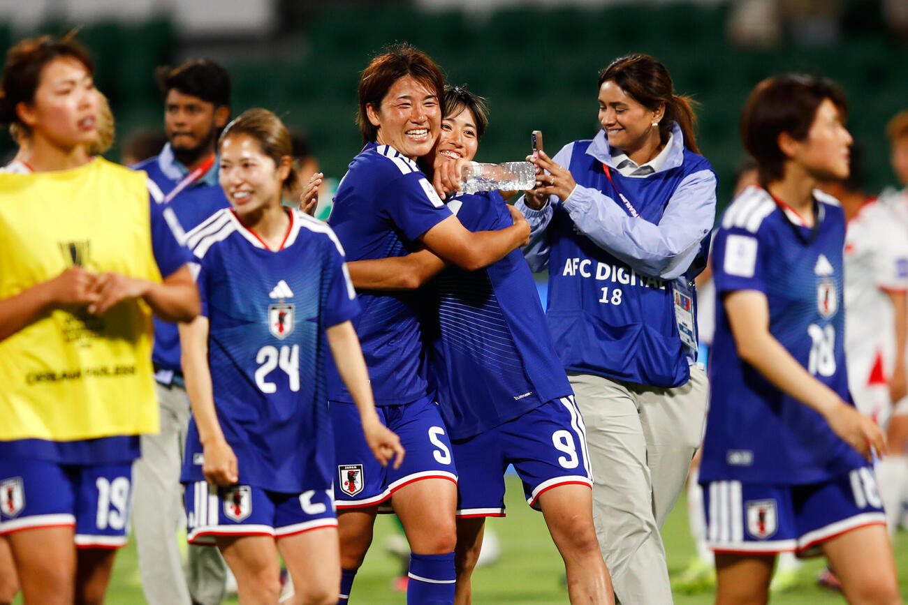 日本対ベトナム　試合後、抱き合う植木理子（右から3人目）と高橋はな（AP）
