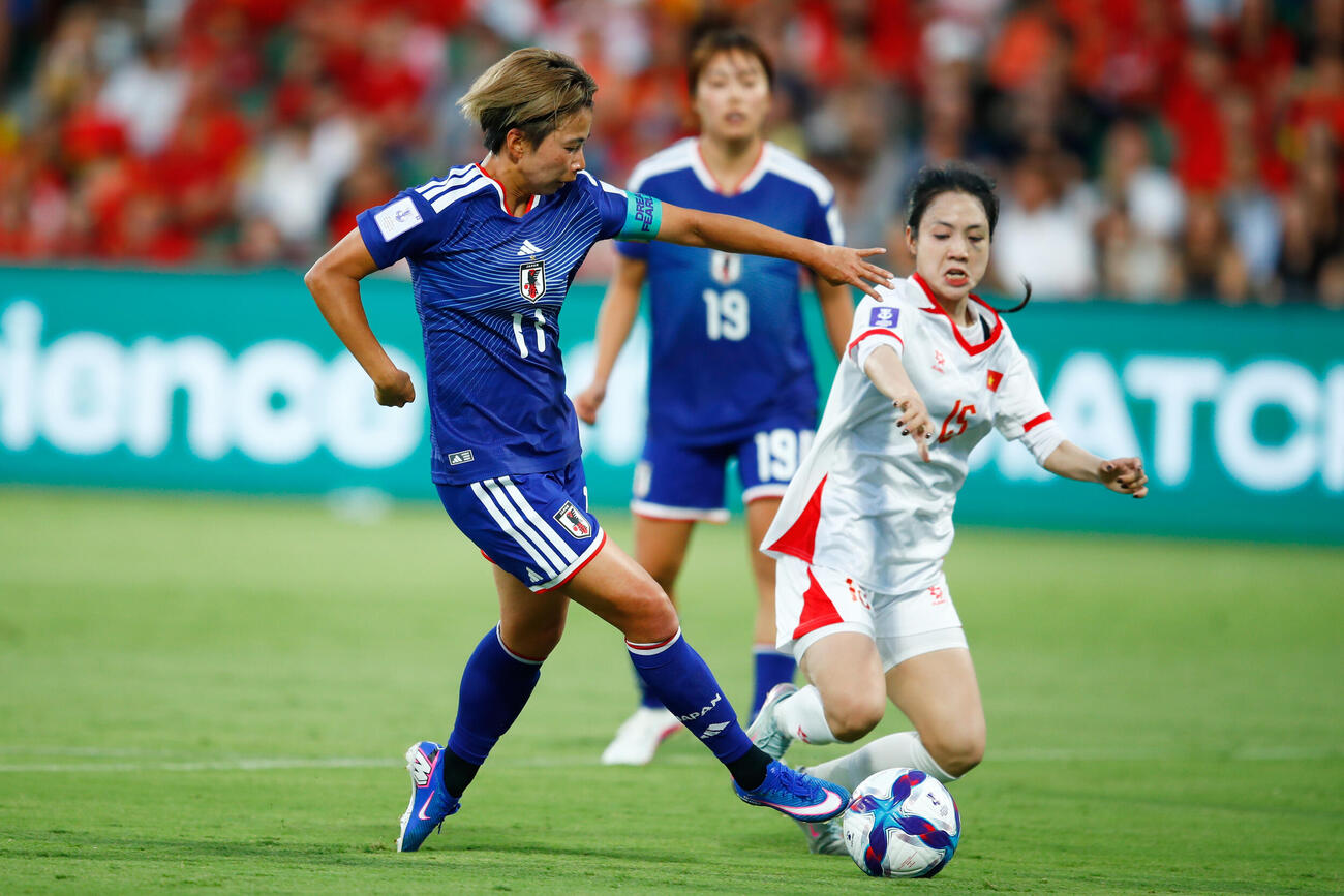 日本対ベトナム　競り合う田中美南（AP）