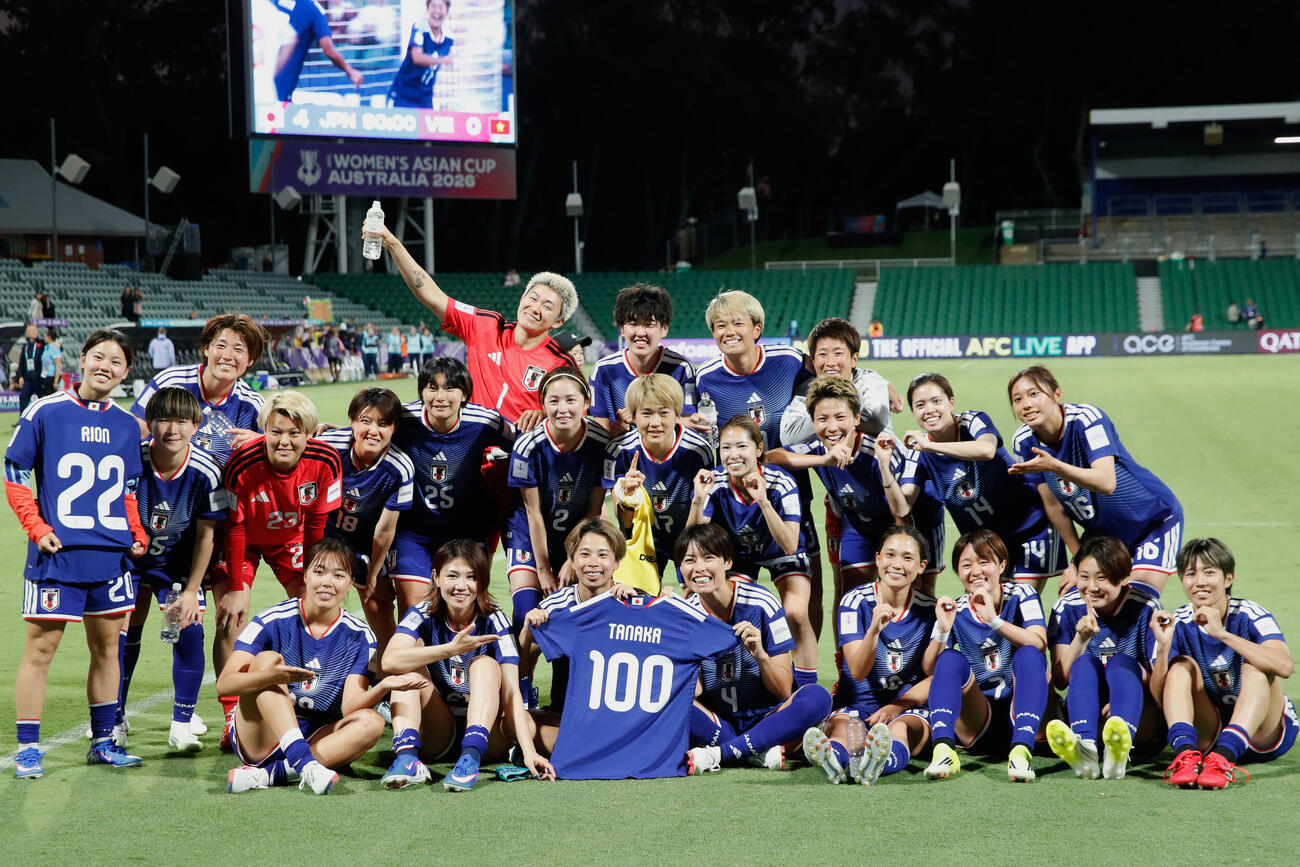 日本対ベトナム　集合写真を撮って喜ぶ日本の選手たち（AP）