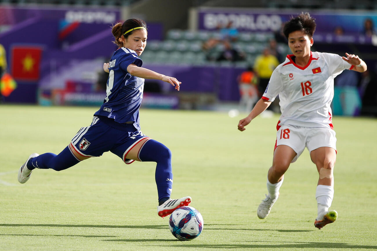 日本対ベトナム　競り合う長谷川唯（AP）