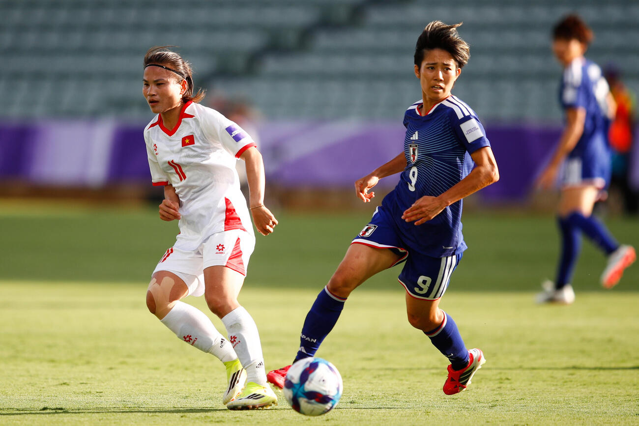 日本対ベトナム　ボールを奪う植木理子（AP）