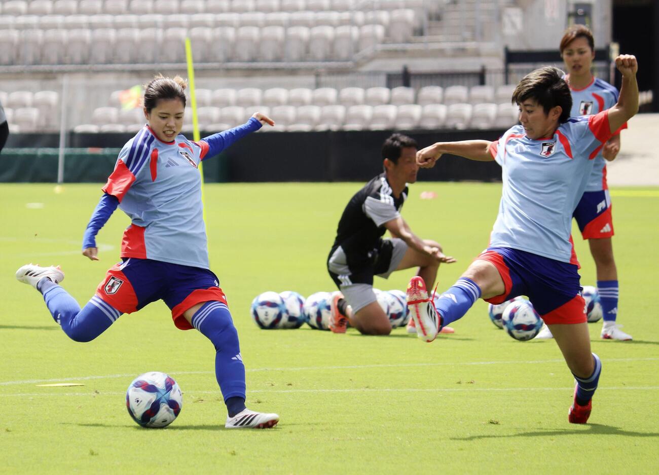練習でシュートを放つサッカー女子日本代表主将の長谷川（共同）