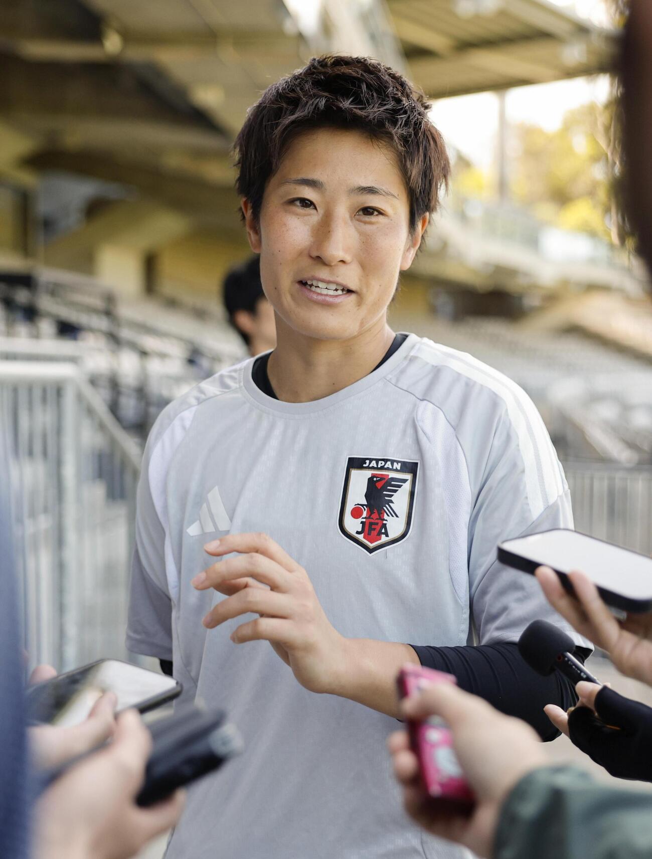 フィリピン戦に向けた最終調整で取材に応じるGK平尾＝シドニー（共同）