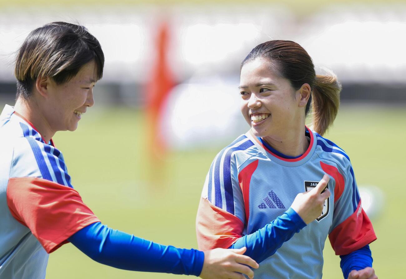 フィリピン戦に向け最終調整する藤野（左）と長谷川＝シドニー（共同）