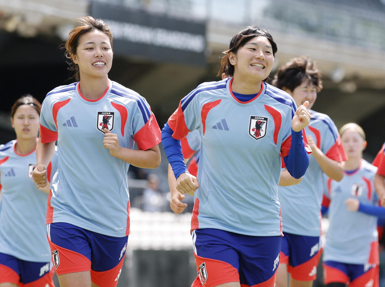 フィリピン戦に向け最終調整する谷川（手前左）、千葉ら＝シドニー（共同）