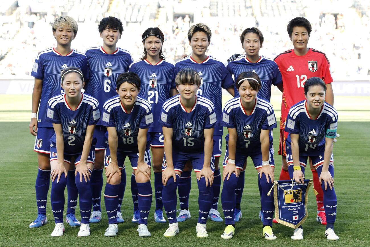 フィリピン戦に臨む女子日本代表。（前列左から）清水、林、藤野、宮沢、長谷川、（後列左から）南、古賀、守屋、清家、田中、GK平尾＝シドニー（共同）
