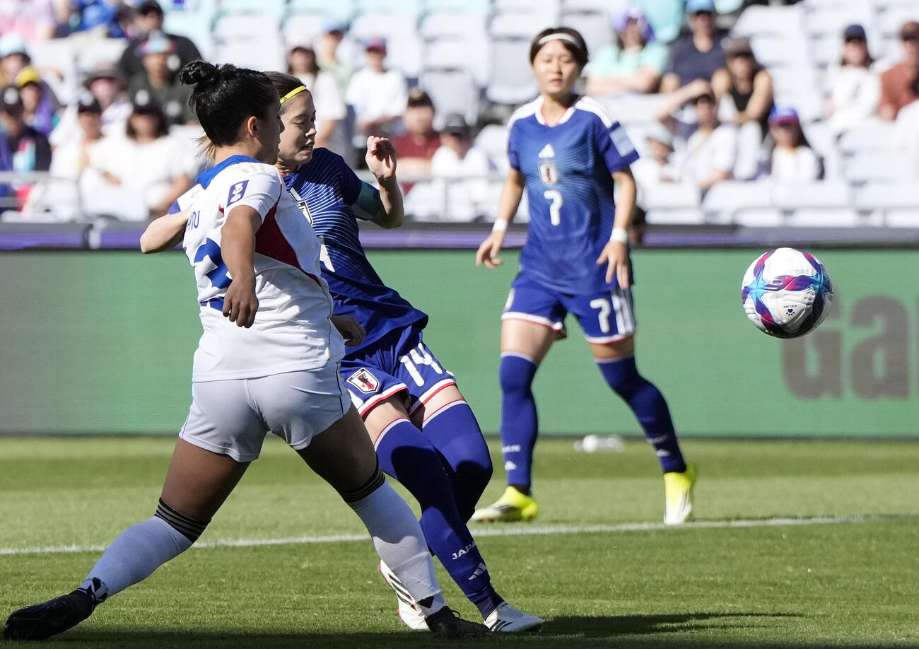 日本―フィリピン　前半、ゴールを狙う長谷川（共同）