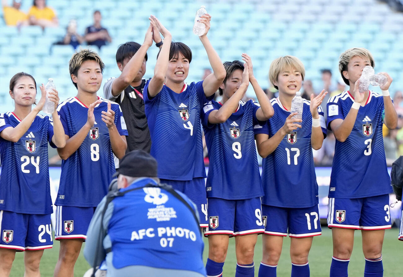 フィリピンに快勝し、サポーターの声援に応える熊谷ら女子日本代表。10大会連続10度目のW杯出場を決めた（共同）