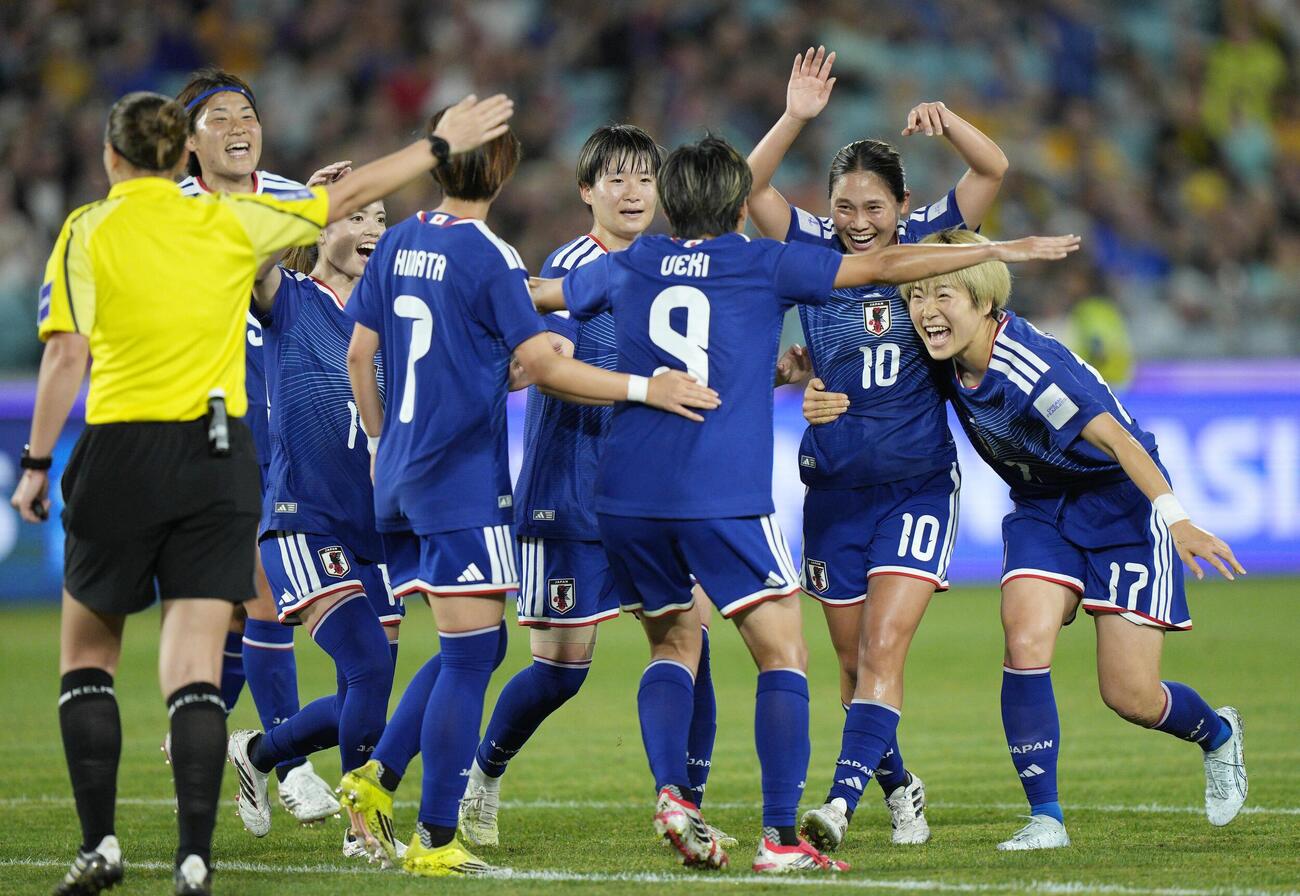 日本対韓国　前半、植木（9）が先制ゴールを決め、祝福する浜野ら（右端）ら（共同）